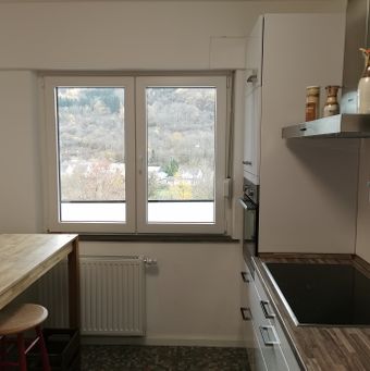 Küche mit Ausblick und Fenster zum Balkon. 